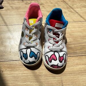 Adidas Kids' Stan Smith Arron Kai White sneakers with blue and pink accents
